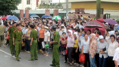 Đình công kéo dài, hơn 2.000 lao động tràn ra quốc lộ Đình công kéo dài, hơn 2.000 lao động tràn ra quốc lộ