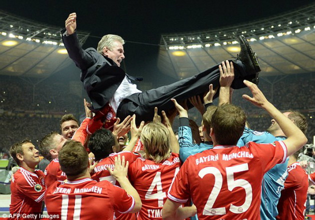 Hạ Stuttgart, Bayern đã hoàn tất cú "ăn ba" lịch sử Hạ Stuttgart, Bayern đã hoàn tất cú "ăn ba" lịch sử