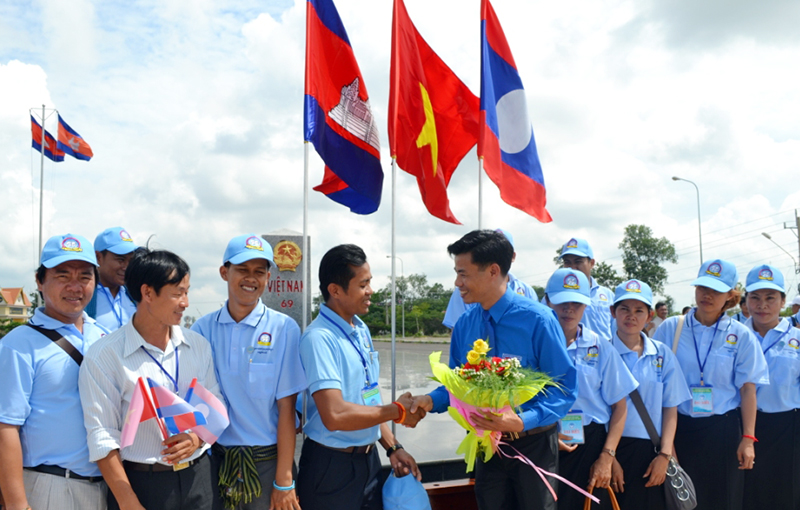 Thắm tình hữu nghị thanh niên ba nước Đông Dương