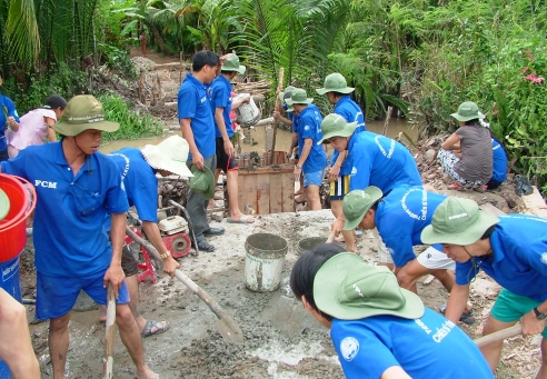 Thực hiện chiến dịch Thanh niên tình nguyện hè năm 2013
