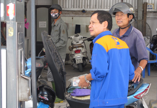 Tăng giá xăng tối đa 426 đồng/lít