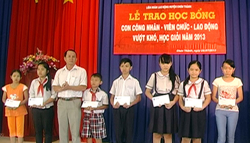 45 học sinh nhận học bổng vượt khó, học giỏi 45 học sinh nhận học bổng vượt khó, học giỏi