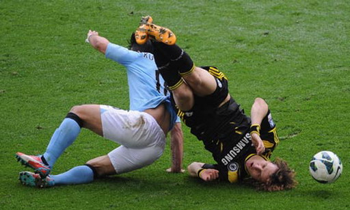 Đạp thẳng 2 chân vào Luiz, Aguero đối mặt án phạt