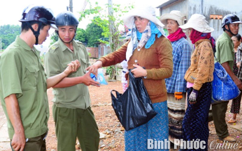 Kiểm tra nhóm phụ nữ bán thuốc dạo Kiểm tra nhóm phụ nữ bán thuốc dạo
