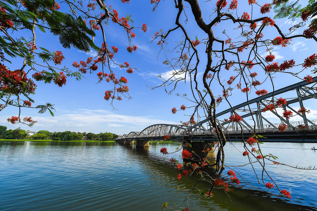 thuyentrensong201072019035618.jpg