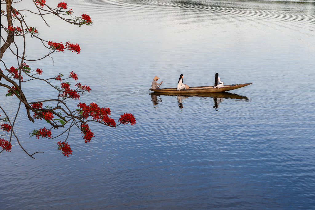 thuyentrensong501072019035618.jpg