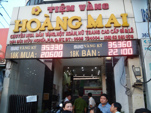 Đổi 100 USD cho khách, tiệm vàng bị niêm phong 559 lượng vàng Đổi 100 USD cho khách, tiệm vàng bị niêm phong 559 lượng vàng
