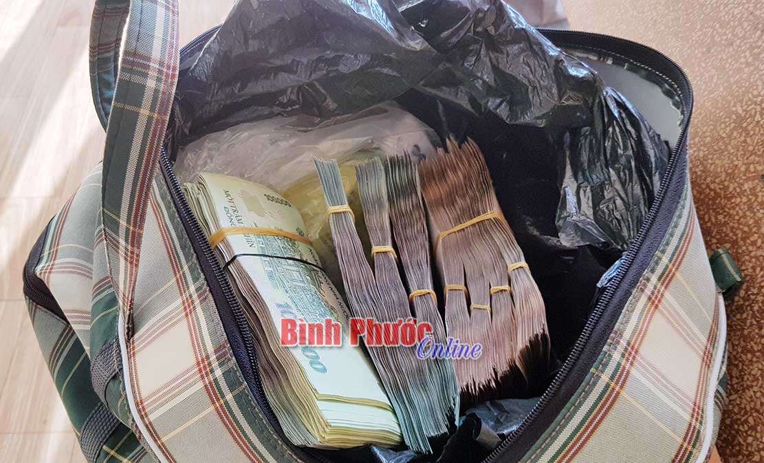Nhặt được 280 triệu đồng bàn giao công an tìm chủ nhân Nhặt được 280 triệu đồng bàn giao công an tìm chủ nhân