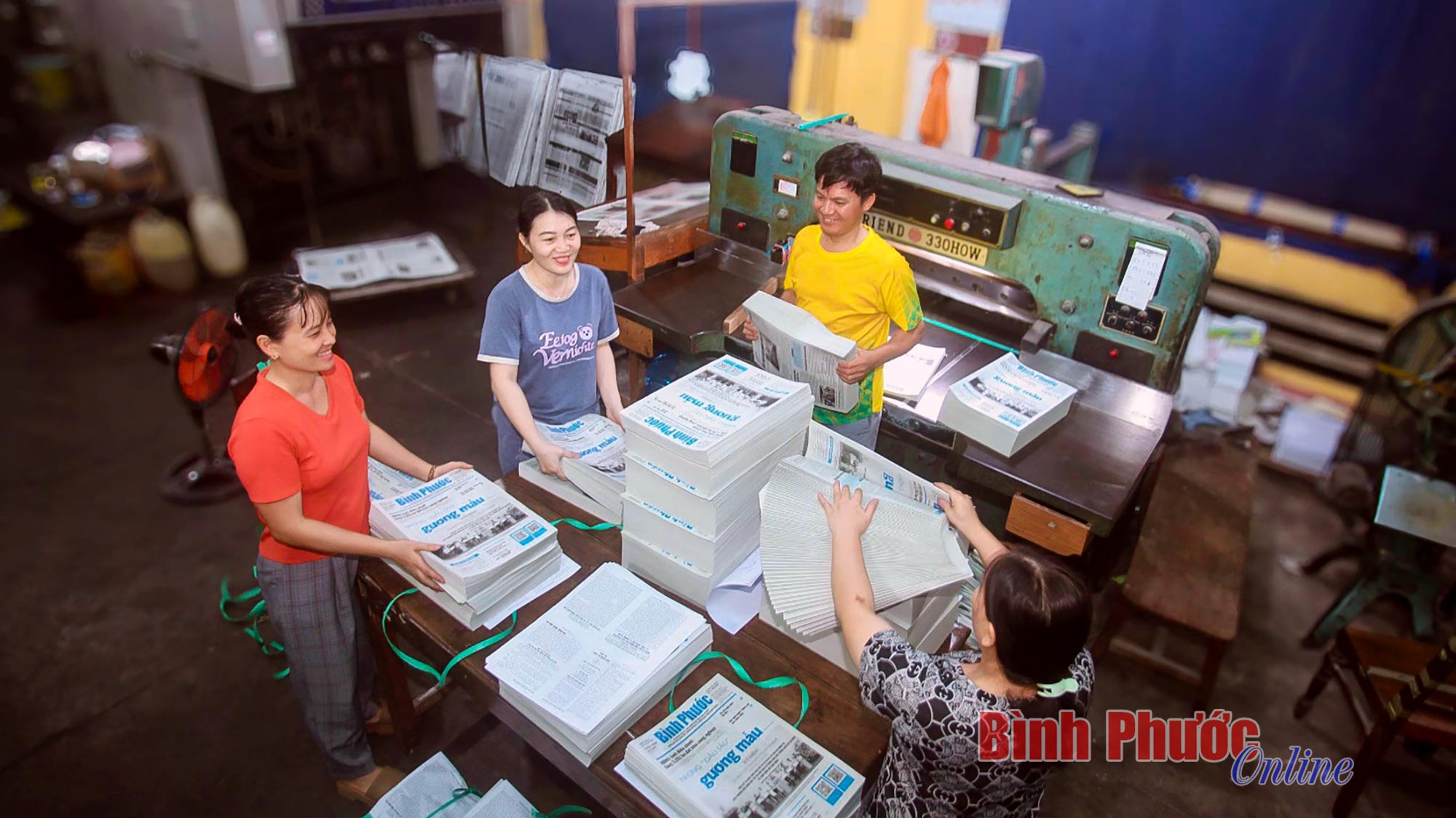 Tiếng rì rầm sau trang báo