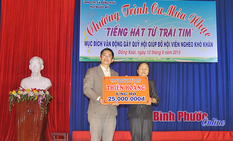 Chương trình văn nghệ “Tiếng hát từ trái tim” ủng hộ người mù Đồng Xoài Chương trình văn nghệ “Tiếng hát từ trái tim” ủng hộ người mù Đồng Xoài