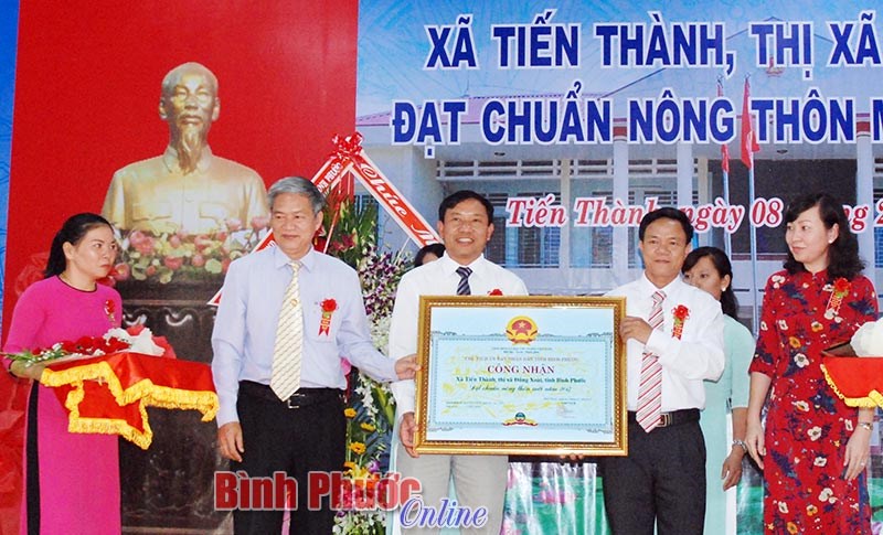 Tiến Thành đón bằng công nhận xã nông thôn mới Tiến Thành đón bằng công nhận xã nông thôn mới
