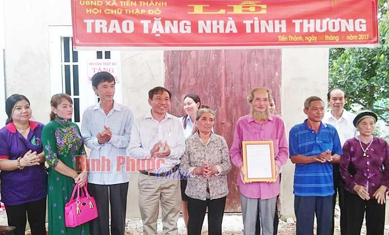 Tiến Thành vận động xây tặng 12 căn nhà chữ thập đỏ Tiến Thành vận động xây tặng 12 căn nhà chữ thập đỏ