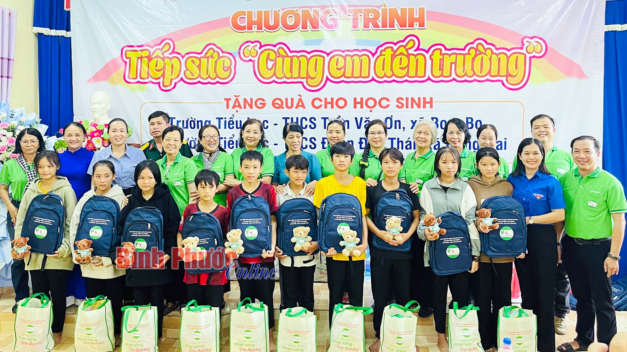 Tiếp sức cùng em đến trường