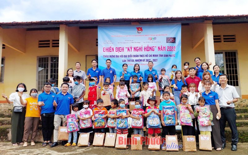 Tiếp sức học sinh đến trường