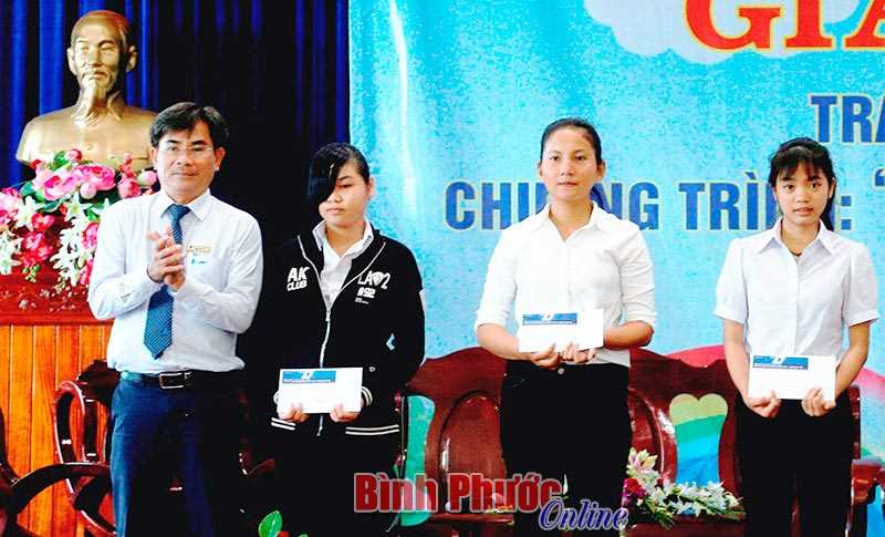 Tiếp bước đến trường cho học sinh vượt khó học tốt Tiếp bước đến trường cho học sinh vượt khó học tốt