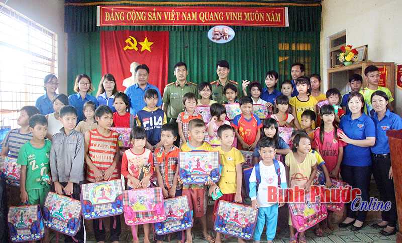 Tiếp bước học sinh đến trường