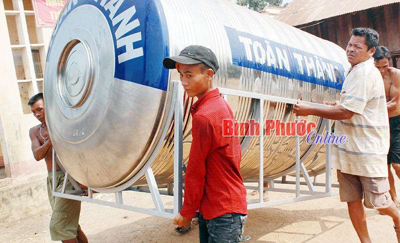 Đồng bào Khơme xã Lộc Khánh được “tiếp nước” sinh hoạt Đồng bào Khơme xã Lộc Khánh được “tiếp nước” sinh hoạt