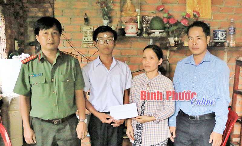“Tiếp sức đến trường” 2 học sinh hoàn cảnh khó khăn “Tiếp sức đến trường” 2 học sinh hoàn cảnh khó khăn