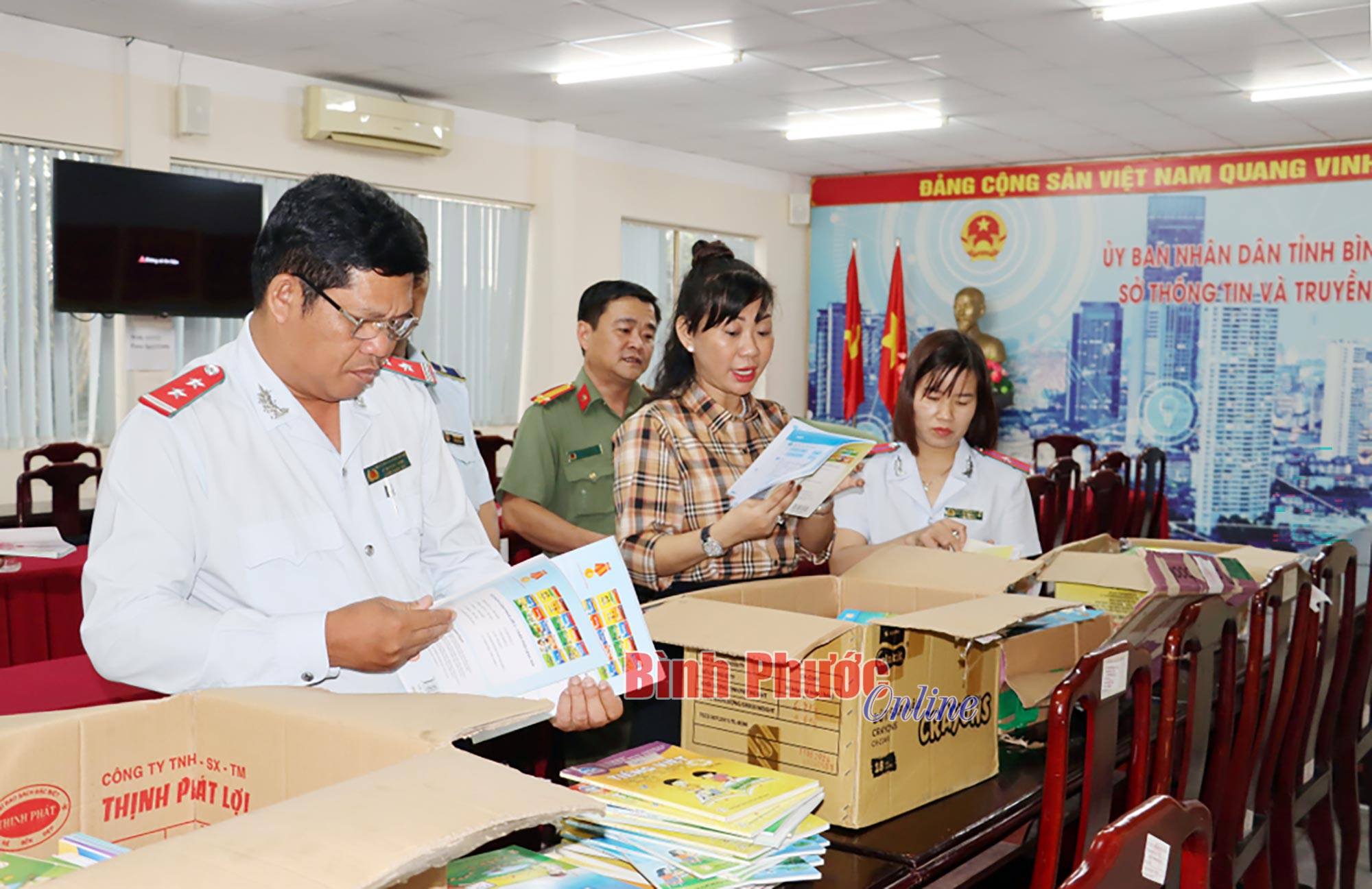 Tiêu hủy 366 cuốn sách lậu