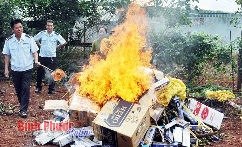 Tiêu hủy hơn 10 ngàn gói thuốc lá Tiêu hủy hơn 10 ngàn gói thuốc lá