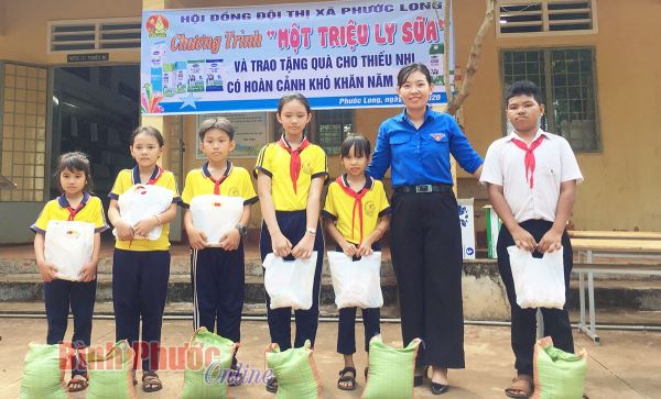 500 hộp sữa và 60 phần quà tặng thiếu nhi hoàn cảnh khó khăn 500 hộp sữa và 60 phần quà tặng thiếu nhi hoàn cảnh khó khăn
