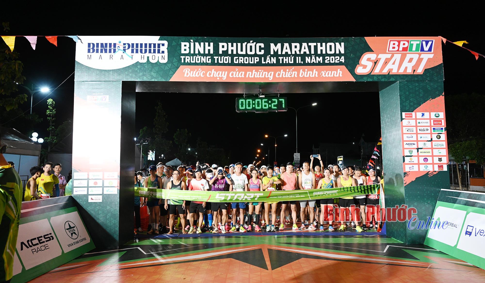 Gần 500 vận động viên xuất phát chinh phục cự ly 42km Gần 500 vận động viên xuất phát chinh phục cự ly 42km