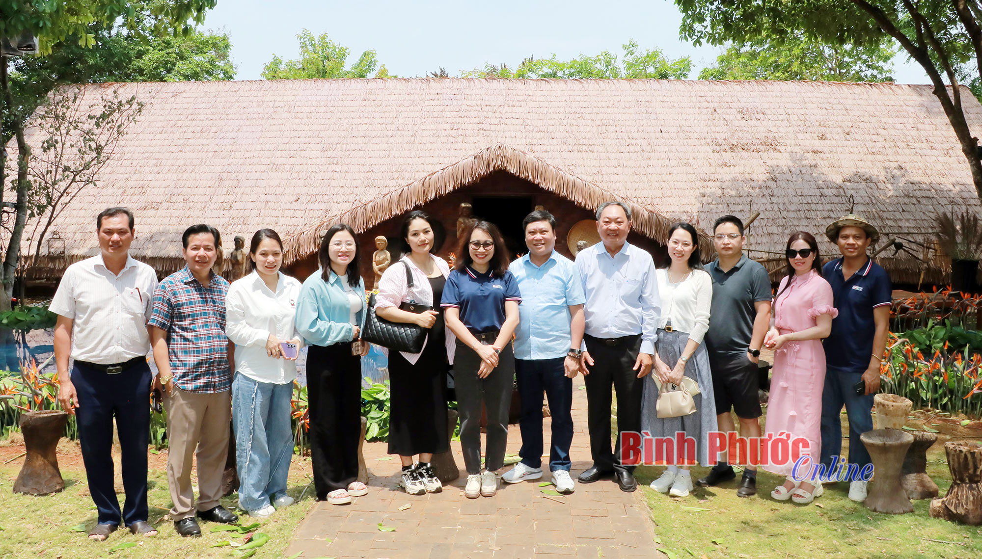 Báo Tuyên Quang tham quan, thực hiện tác phẩm tuyên truyền tại Bình Phước