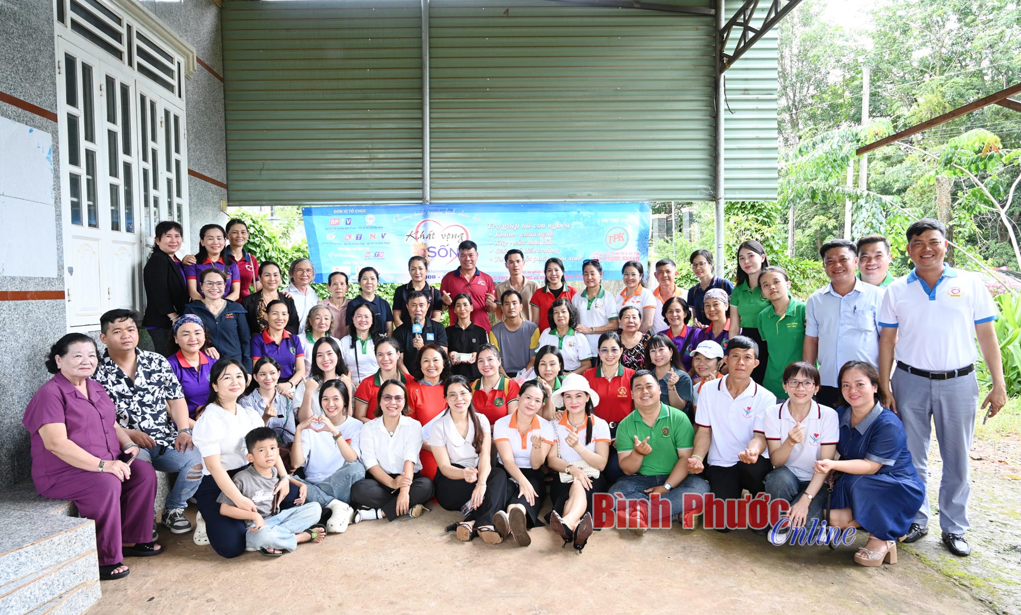 ‘Khát vọng sống’ trao hơn 303 triệu đồng trợ giúp gia đình chị Hoàng Thị Hà ‘Khát vọng sống’ trao hơn 303 triệu đồng trợ giúp gia đình chị Hoàng Thị Hà