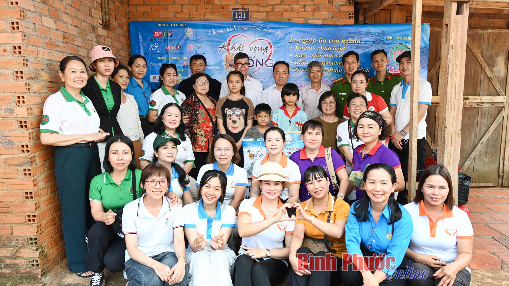 ‘Khát vọng sống’ trao 182,5 triệu đồng cho người mẹ bệnh nặng nuôi 3 con ‘Khát vọng sống’ trao 182,5 triệu đồng cho người mẹ bệnh nặng nuôi 3 con