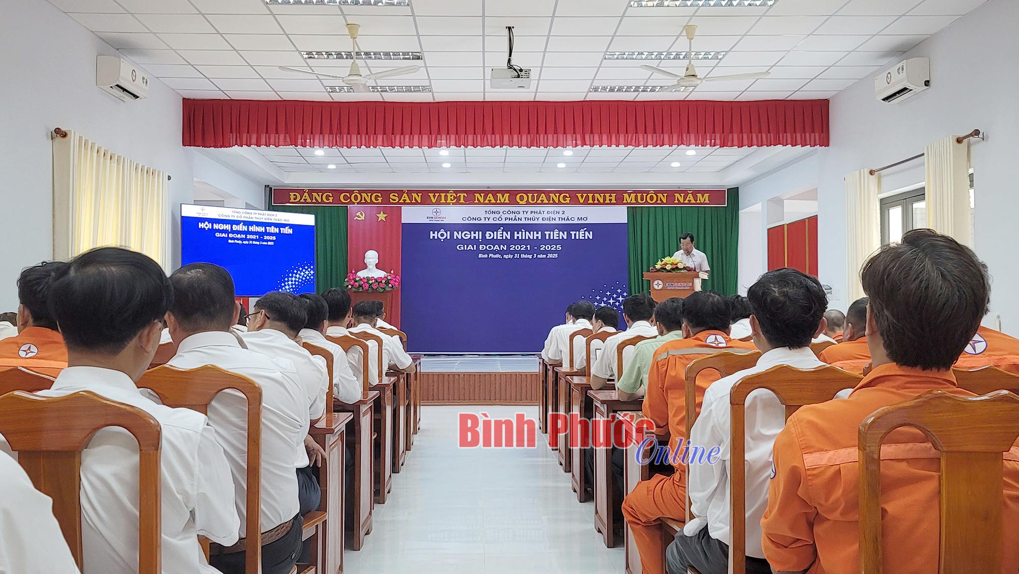 Phải xem thi đua là sự khẳng định của mỗi cán bộ, công nhân viên