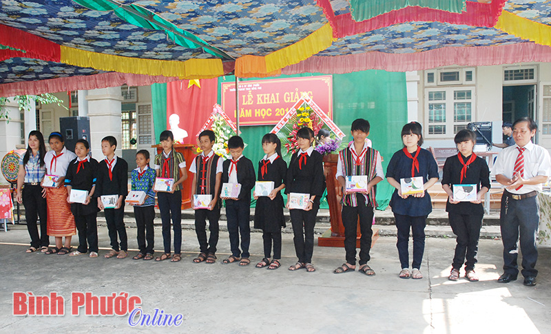 21 học sinh DTTS được tặng quà tiếp sức đến trường 21 học sinh DTTS được tặng quà tiếp sức đến trường