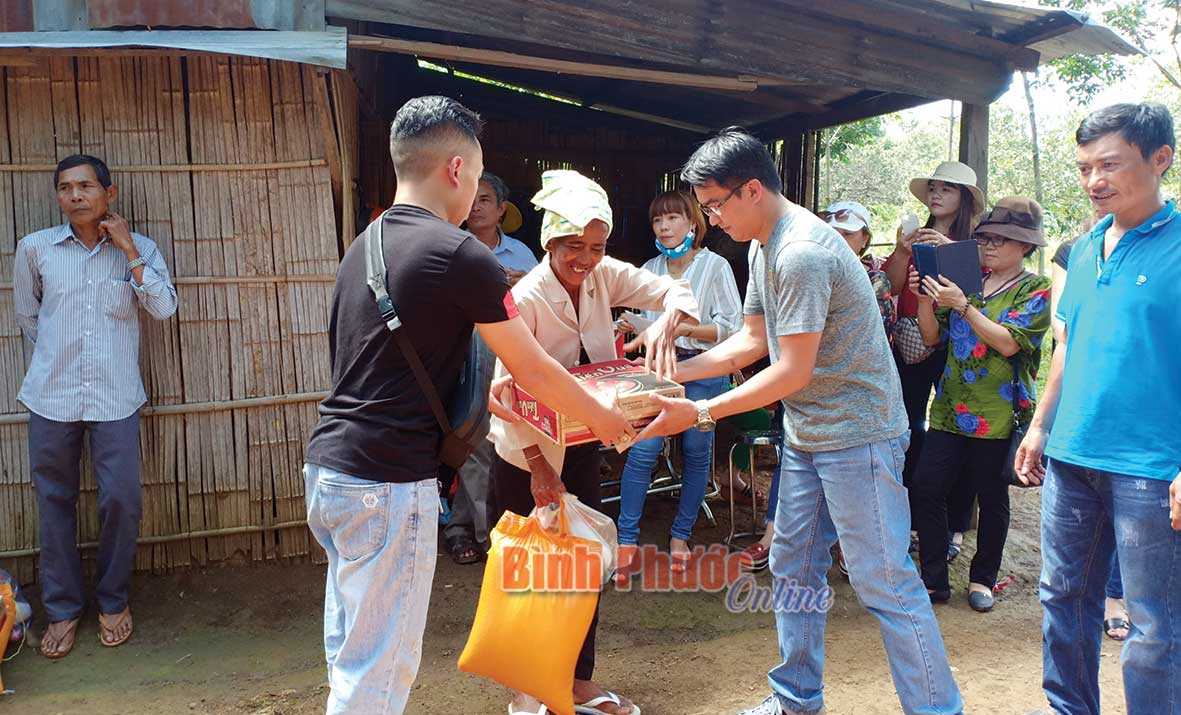 40 hộ DTTS nghèo, khó khăn được tặng quà 40 hộ DTTS nghèo, khó khăn được tặng quà