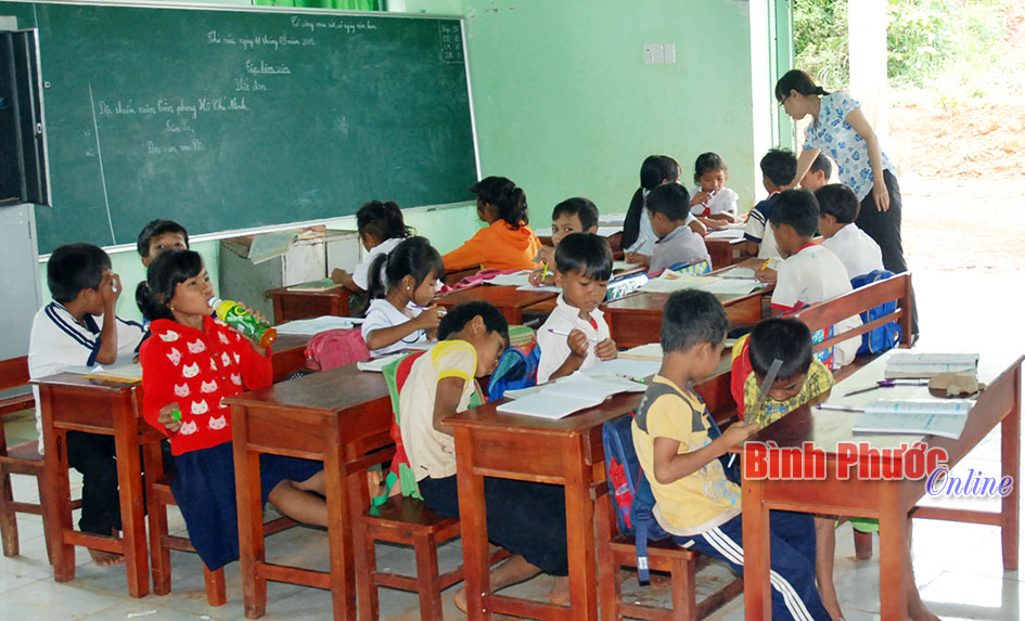 Cô giáo Bùi Thị Bích tình nguyện dạy học sinh vùng sâu