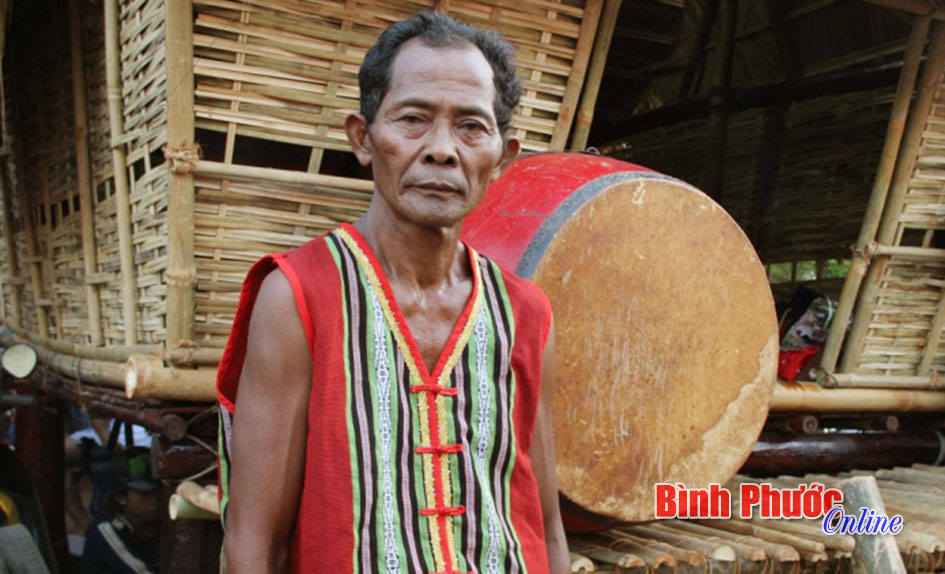 Già làng tìm đến âm nhạc dân tộc để xua tan mệt mỏi