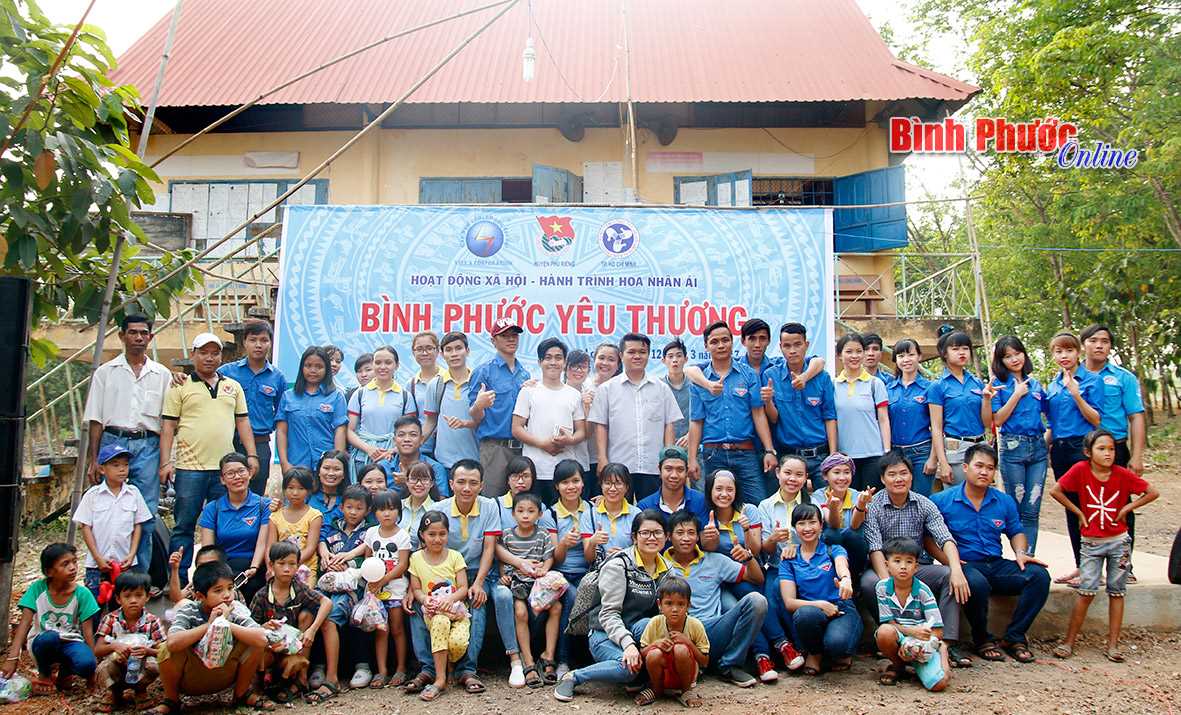 200 thiếu nhi dân tộc S’tiêng tham gia “Hành trình hoa nhân ái” 200 thiếu nhi dân tộc S’tiêng tham gia “Hành trình hoa nhân ái”