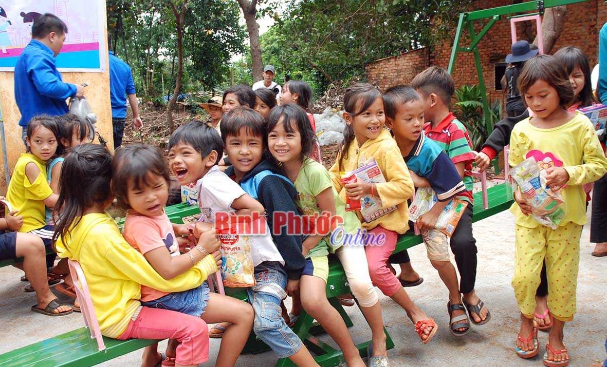 Tăng cường xây dựng sân chơi cho thiếu nhi vùng sâu