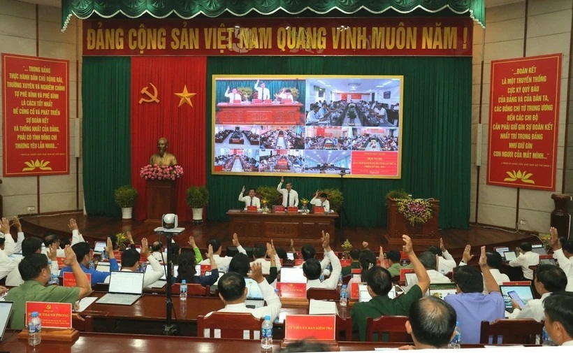Tinh gọn bộ máy: Tiếp tục hoàn thiện thể chế Tinh gọn bộ máy: Tiếp tục hoàn thiện thể chế