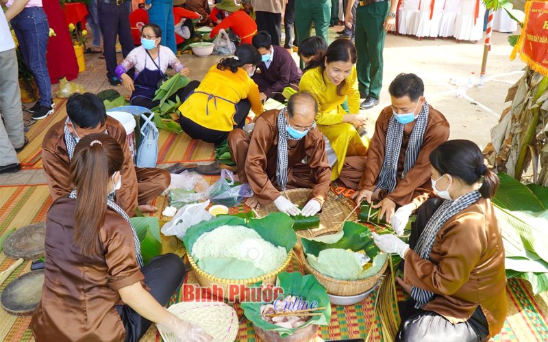 Tình người làm đất cũng nở hoa