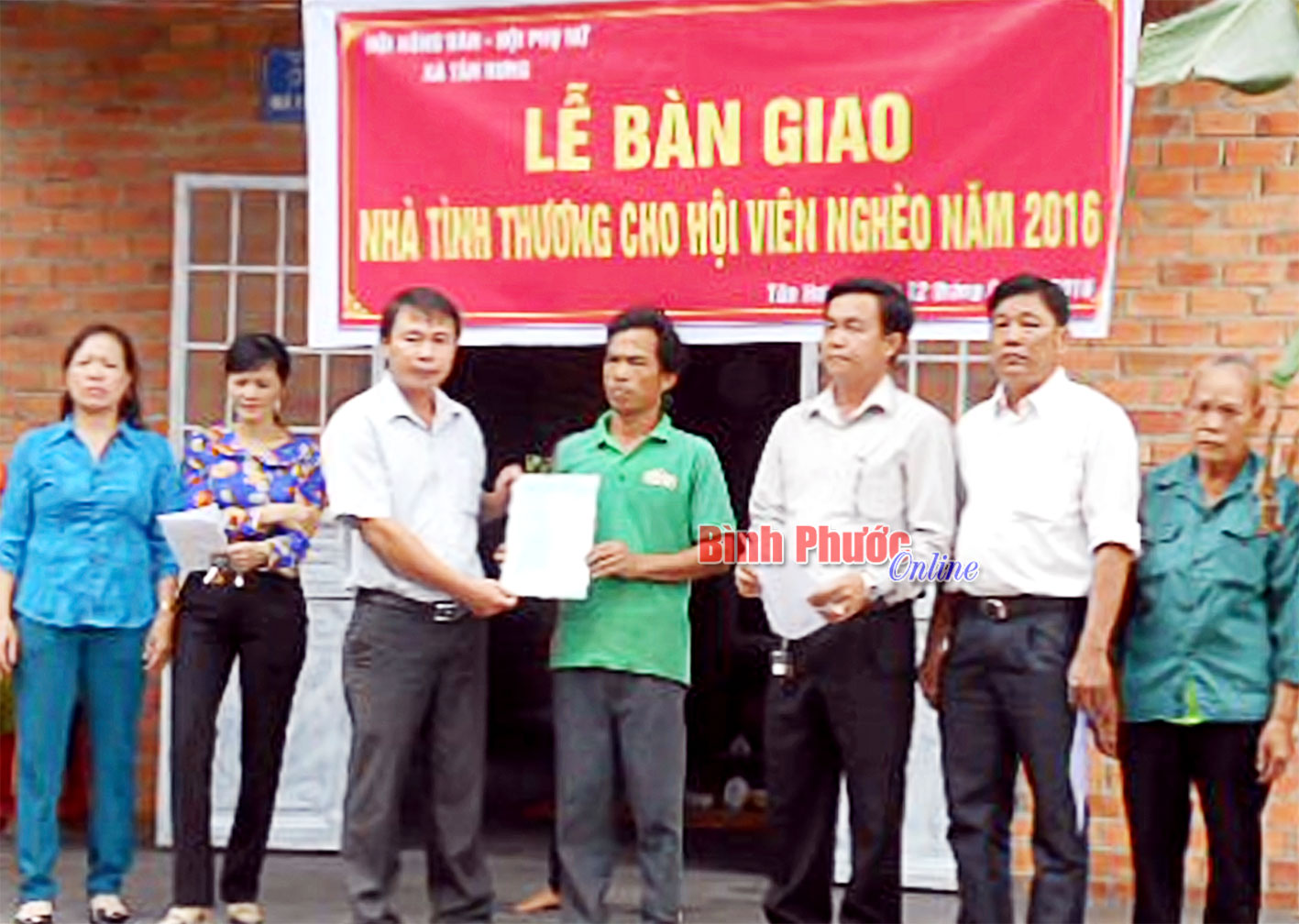 Tặng nhà tình thương cho hội viên nông dân nghèo Tặng nhà tình thương cho hội viên nông dân nghèo