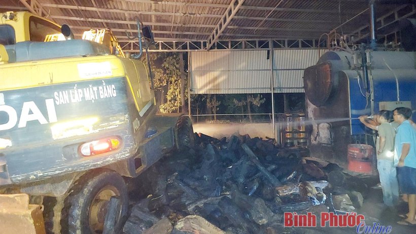 TMP giúp dân dập tắt đám cháy lúc nửa đêm