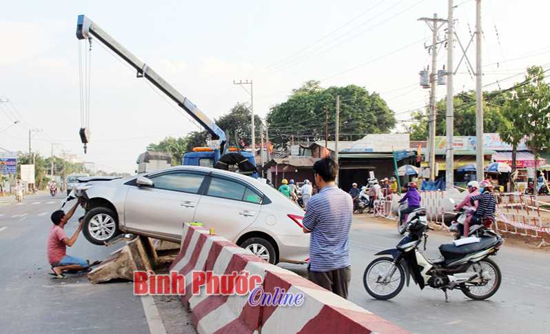 Ôtô va chạm xe gắn máy, 1 người bị thương Ôtô va chạm xe gắn máy, 1 người bị thương