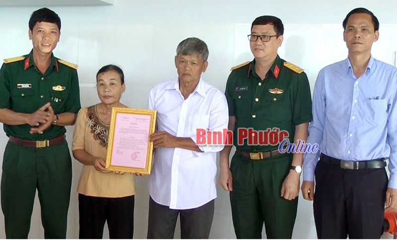 Sư đoàn 302 tặng 2 nhà tình nghĩa ở Lộc Ninh