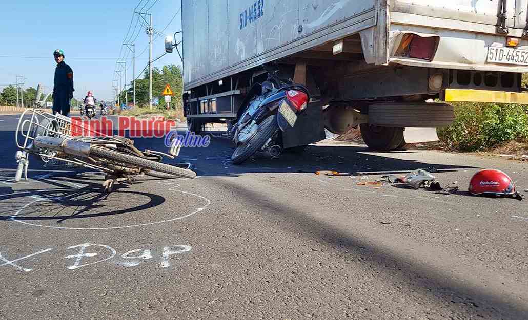 Tai nạn liên hoàn, một người đi xe máy mất mạng Tai nạn liên hoàn, một người đi xe máy mất mạng