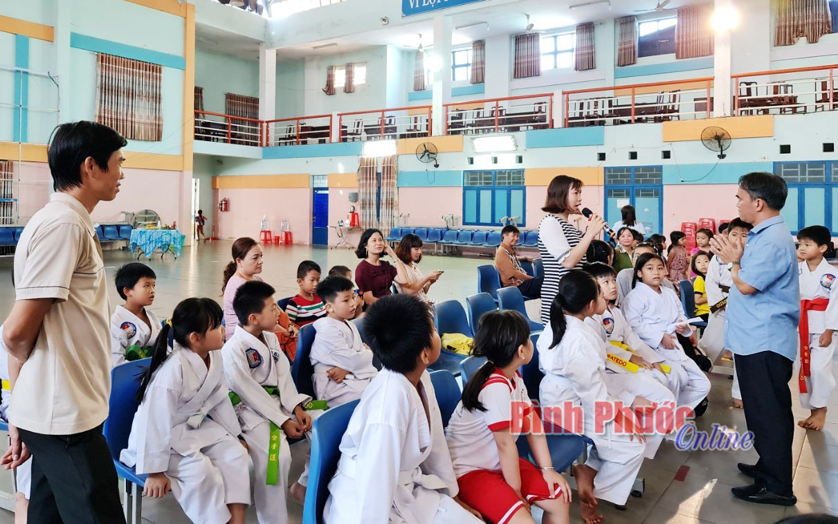 Tọa đàm “Cha mẹ đồng hành và dẫn dắt”