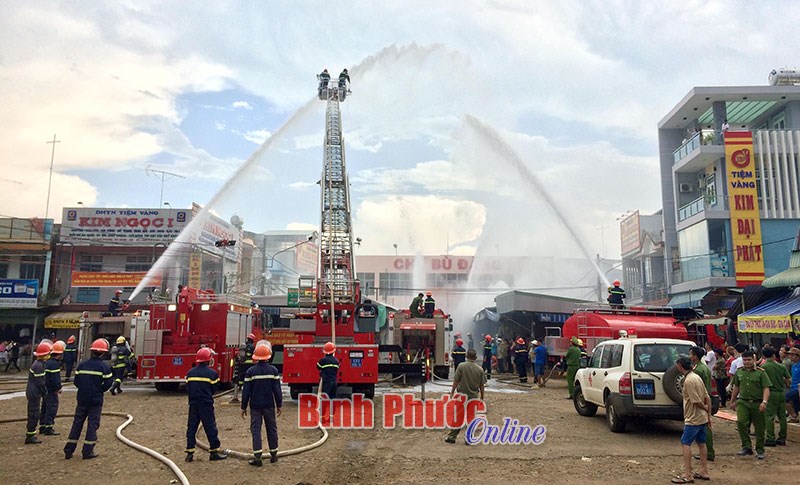 Diễn tập chữa cháy tại chợ Bù Đăng Diễn tập chữa cháy tại chợ Bù Đăng