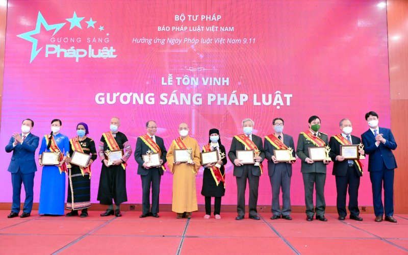 Tôn vinh, lan tỏa “Gương sáng pháp luật” Tôn vinh, lan tỏa “Gương sáng pháp luật”