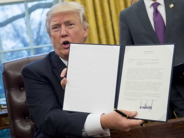 tpptrumpsign24012017022901.jpg