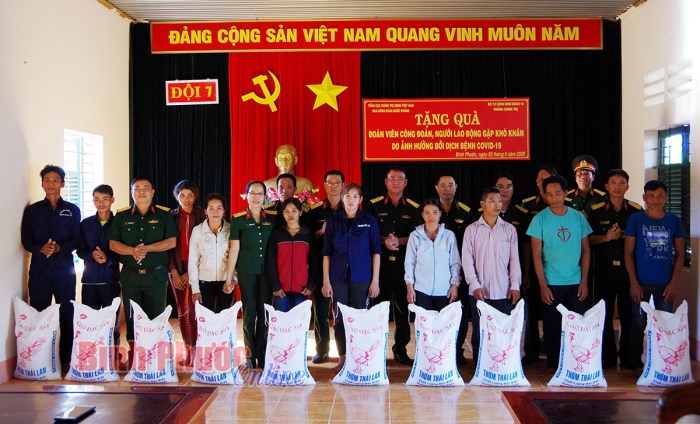 Binh đoàn 16 hỗ trợ 427 suất quà cho công đoàn viên trong đại dịch Covid-19 Binh đoàn 16 hỗ trợ 427 suất quà cho công đoàn viên trong đại dịch Covid-19
