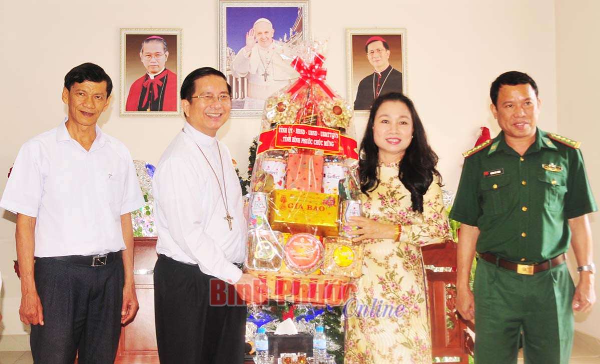 Lãnh đạo tỉnh thăm và chúc Giáng sinh Tòa giám mục Phú Cường