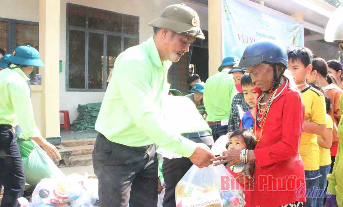 Niềm vui từ những món quà tết Niềm vui từ những món quà tết